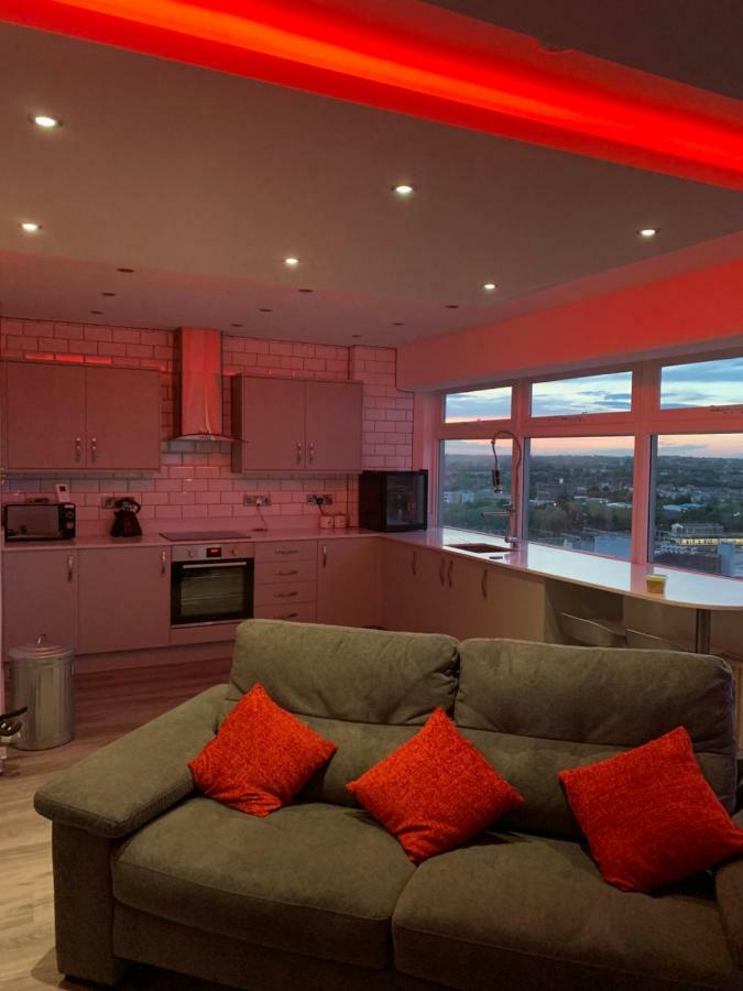 Luxury Panoramic Balcony Swindon Central Luaran gambar