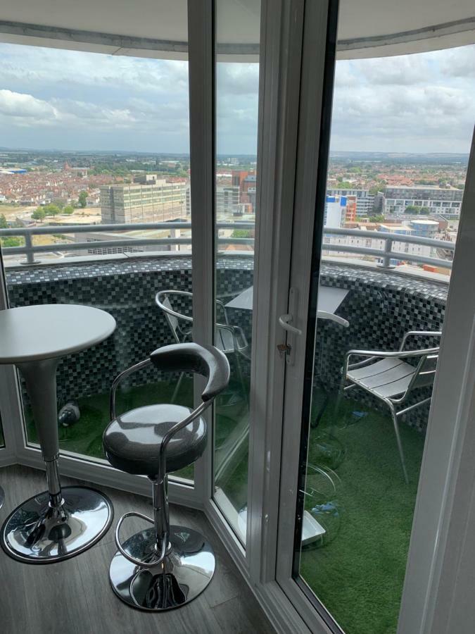 Luxury Panoramic Balcony Swindon Central Luaran gambar